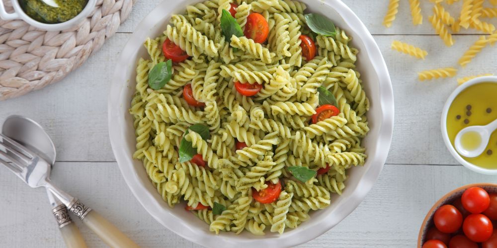 Kalte Pasta mit Basilikumpesto nach sizilianischer Art